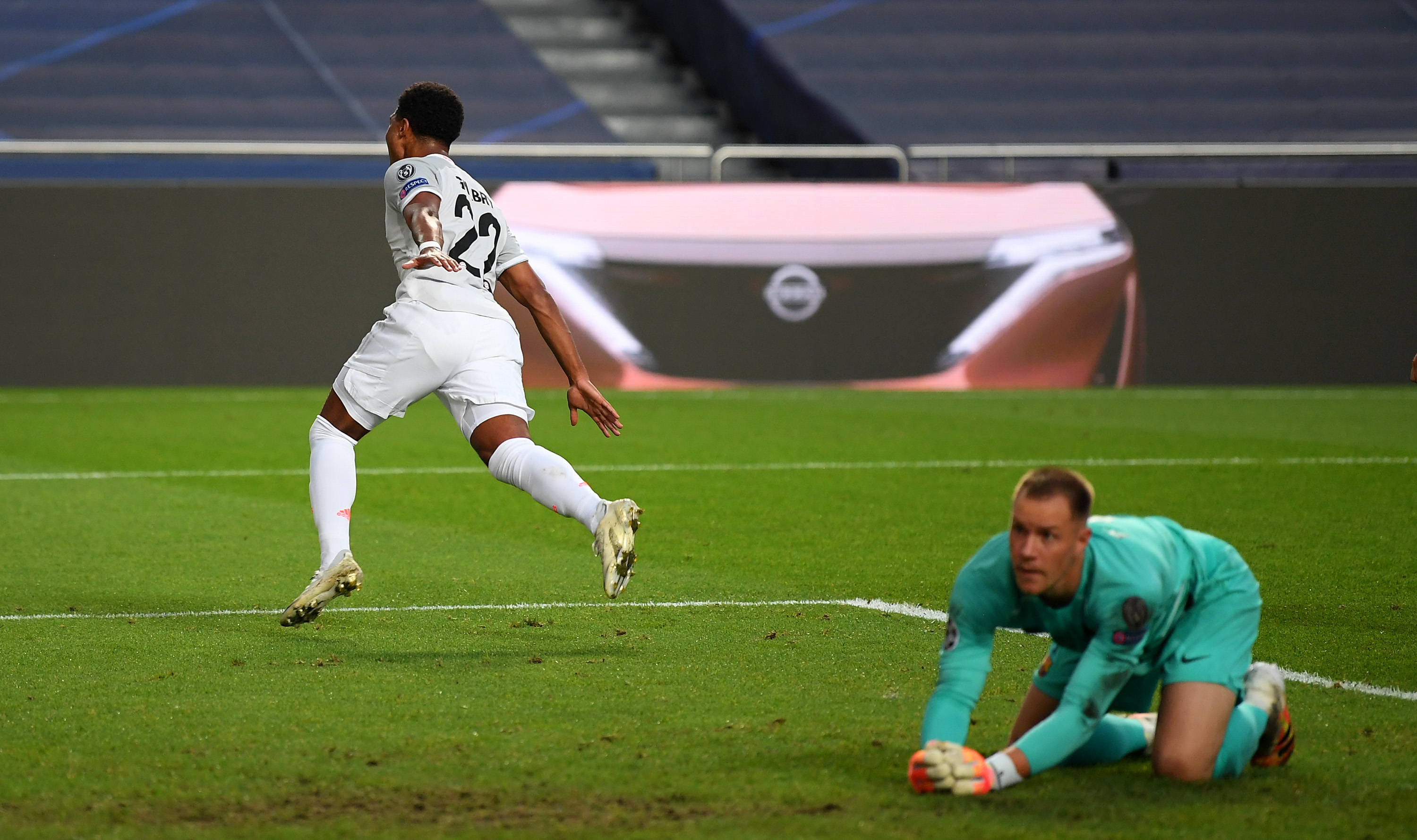 成都球迷怒喷自家球员：球迷和谁有仇你们就输谁，我们要不要脸？